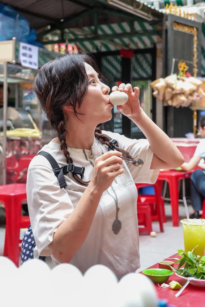 Song Ji Hyo ăn thử món kinh dị "khó nuốt" của người Việt, phản ứng sau đó mới bất ngờ- Ảnh 4. Song Ji Hyo ăn thử món kinh dị "khó nuốt" của người Việt, phản ứng sau đó mới bất ngờ- Ảnh 4.