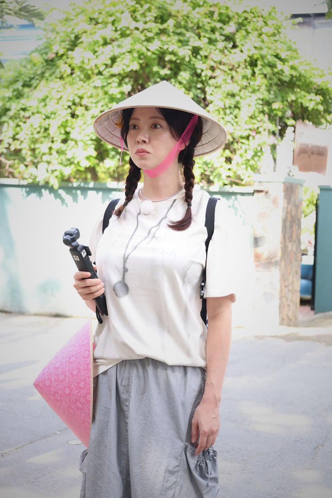 Song Ji Hyo ăn thử món kinh dị "khó nuốt" của người Việt, phản ứng sau đó mới bất ngờ- Ảnh 1. Song Ji Hyo ăn thử món kinh dị "khó nuốt" của người Việt, phản ứng sau đó mới bất ngờ- Ảnh 1.