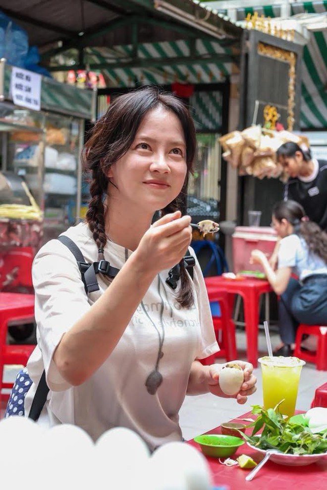 Song Ji Hyo ăn thử món kinh dị "khó nuốt" của người Việt, phản ứng sau đó mới bất ngờ- Ảnh 3. Song Ji Hyo ăn thử món kinh dị "khó nuốt" của người Việt, phản ứng sau đó mới bất ngờ- Ảnh 3.