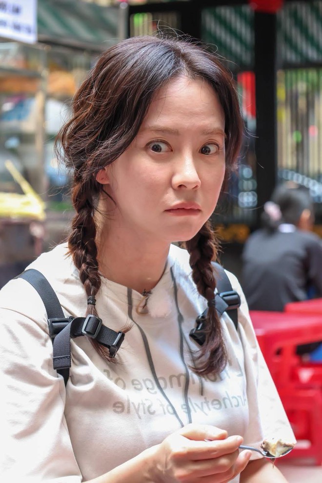 Song Ji Hyo ăn thử món kinh dị "khó nuốt" của người Việt, phản ứng sau đó mới bất ngờ- Ảnh 2. Song Ji Hyo ăn thử món kinh dị "khó nuốt" của người Việt, phản ứng sau đó mới bất ngờ- Ảnh 2.