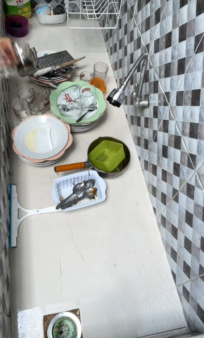 Bồn rửa bát to như bể cá khiến netizen "hoài nghi nhân sinh"- Ảnh 3.