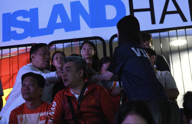 "Chị đẹp" Châu Tuyết Vân chiếm spotlight trên khán đài SEA Games 33, visual xinh, phong cách trendy còn ghi điểm bởi hành động đẹp- Ảnh 11. "Chị đẹp" Châu Tuyết Vân chiếm spotlight trên khán đài SEA Games 33, visual xinh, phong cách trendy còn ghi điểm bởi hành động đẹp- Ảnh 11.