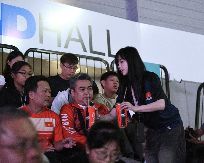 "Chị đẹp" Châu Tuyết Vân chiếm spotlight trên khán đài SEA Games 33, visual xinh, phong cách trendy còn ghi điểm bởi hành động đẹp- Ảnh 10. "Chị đẹp" Châu Tuyết Vân chiếm spotlight trên khán đài SEA Games 33, visual xinh, phong cách trendy còn ghi điểm bởi hành động đẹp- Ảnh 10.