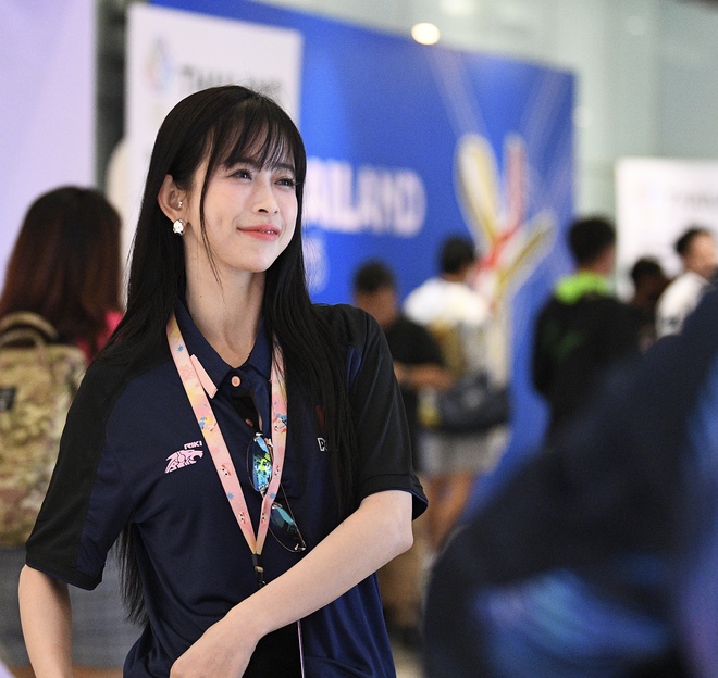 "Chị đẹp" Châu Tuyết Vân chiếm spotlight trên khán đài SEA Games 33, visual xinh, phong cách trendy còn ghi điểm bởi hành động đẹp- Ảnh 6. "Chị đẹp" Châu Tuyết Vân chiếm spotlight trên khán đài SEA Games 33, visual xinh, phong cách trendy còn ghi điểm bởi hành động đẹp- Ảnh 6.