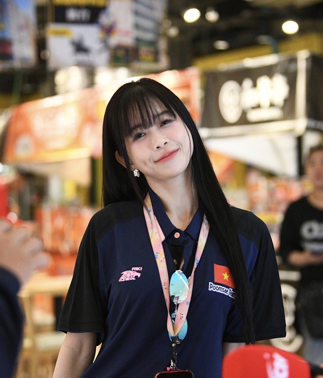 "Chị đẹp" Châu Tuyết Vân chiếm spotlight trên khán đài SEA Games 33, visual xinh, phong cách trendy còn ghi điểm bởi hành động đẹp- Ảnh 5. "Chị đẹp" Châu Tuyết Vân chiếm spotlight trên khán đài SEA Games 33, visual xinh, phong cách trendy còn ghi điểm bởi hành động đẹp- Ảnh 5.