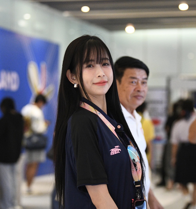 "Chị đẹp" Châu Tuyết Vân chiếm spotlight trên khán đài SEA Games 33, visual xinh, phong cách trendy còn ghi điểm bởi hành động đẹp- Ảnh 4. "Chị đẹp" Châu Tuyết Vân chiếm spotlight trên khán đài SEA Games 33, visual xinh, phong cách trendy còn ghi điểm bởi hành động đẹp- Ảnh 4.