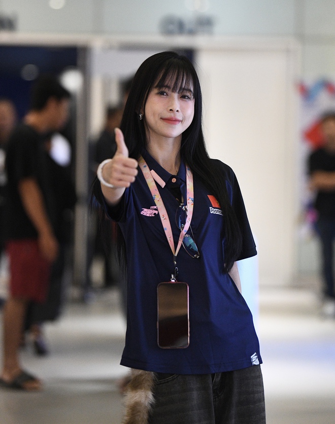 "Chị đẹp" Châu Tuyết Vân chiếm spotlight trên khán đài SEA Games 33, visual xinh, phong cách trendy còn ghi điểm bởi hành động đẹp- Ảnh 3. "Chị đẹp" Châu Tuyết Vân chiếm spotlight trên khán đài SEA Games 33, visual xinh, phong cách trendy còn ghi điểm bởi hành động đẹp- Ảnh 3.