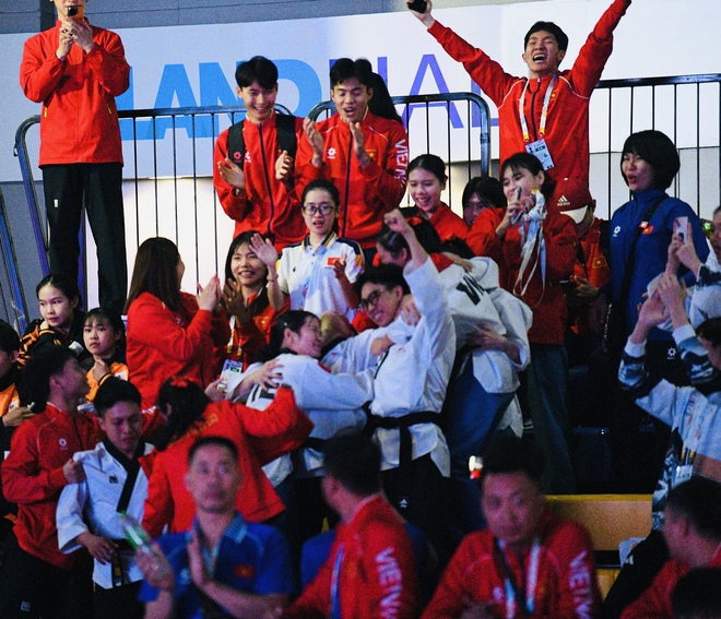 Ảnh: Taekwondo gặt HCV cho đoàn Việt Nam sau cả ngày dài, kết thúc bằng nước mắt hạnh phúc vô bờ- Ảnh 10. Ảnh: Taekwondo gặt HCV cho đoàn Việt Nam sau cả ngày dài, kết thúc bằng nước mắt hạnh phúc vô bờ- Ảnh 10.