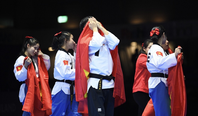 Ảnh: Taekwondo gặt HCV cho đoàn Việt Nam sau cả ngày dài, kết thúc bằng nước mắt hạnh phúc vô bờ- Ảnh 19. Ảnh: Taekwondo gặt HCV cho đoàn Việt Nam sau cả ngày dài, kết thúc bằng nước mắt hạnh phúc vô bờ- Ảnh 19.