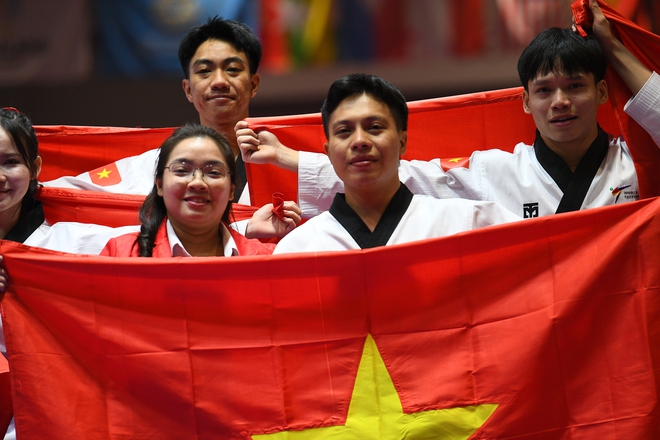Ảnh: Taekwondo gặt HCV cho đoàn Việt Nam sau cả ngày dài, kết thúc bằng nước mắt hạnh phúc vô bờ- Ảnh 21. Ảnh: Taekwondo gặt HCV cho đoàn Việt Nam sau cả ngày dài, kết thúc bằng nước mắt hạnh phúc vô bờ- Ảnh 21.