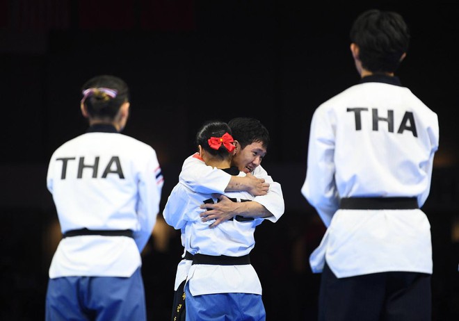 Trai tài gái giỏi Taekwondo Việt Nam ôm nhau bật khóc, vỡ oà cảm xúc khi thắng Thái Lan ở bán kết SEA Games 33- Ảnh 7.