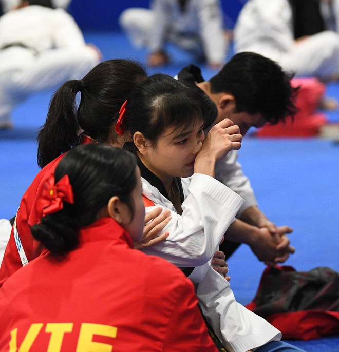 Tuyển thủ Việt Nam ôm đầu buồn bã khi thua đầy tranh cãi ở chung kết SEA Games, BHL khiếu nại cực căng- Ảnh 11.