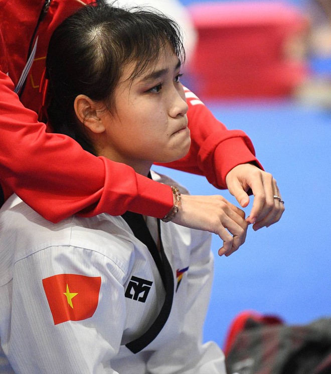 Tuyển thủ Việt Nam ôm đầu buồn bã khi thua đầy tranh cãi ở chung kết SEA Games, BHL khiếu nại cực căng- Ảnh 12.