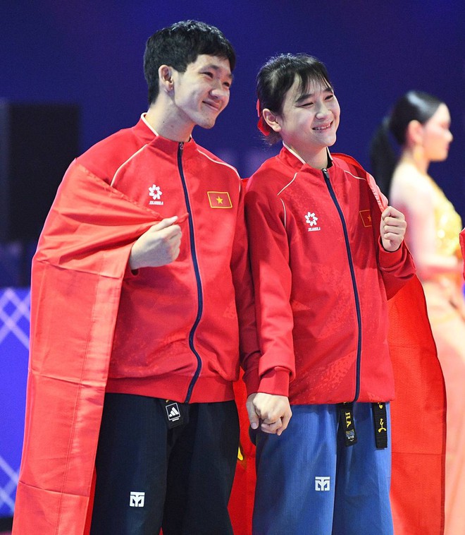 Chạnh lòng khoảnh khắc gái xinh Taekwondo Việt Nam lặng lẽ lau nước mắt, mãi tiếc nuối vì để mất HCV SEA Games 33- Ảnh 5. Chạnh lòng khoảnh khắc gái xinh Taekwondo Việt Nam lặng lẽ lau nước mắt, mãi tiếc nuối vì để mất HCV SEA Games 33- Ảnh 5.