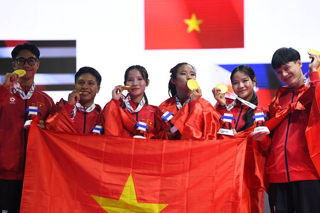 Video: Quá tự hào khoảnh khắc Quốc ca Việt Nam vang lên giữa nhà thi đấu SEA Games 33, Việt Nam vô địch!- Ảnh 5. Video: Quá tự hào khoảnh khắc Quốc ca Việt Nam vang lên giữa nhà thi đấu SEA Games 33, Việt Nam vô địch!- Ảnh 5.