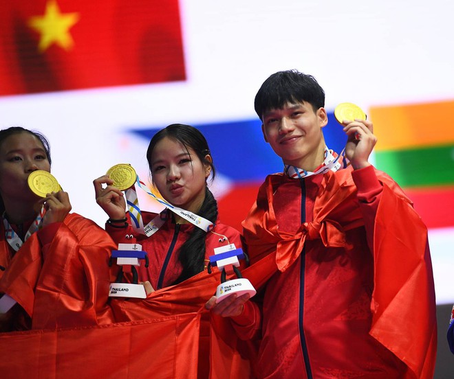 Video: Quá tự hào khoảnh khắc Quốc ca Việt Nam vang lên giữa nhà thi đấu SEA Games 33, Việt Nam vô địch!- Ảnh 6. Video: Quá tự hào khoảnh khắc Quốc ca Việt Nam vang lên giữa nhà thi đấu SEA Games 33, Việt Nam vô địch!- Ảnh 6.