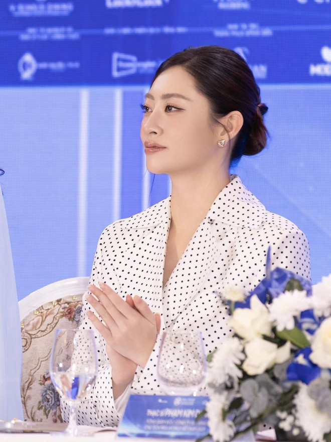 "Nữ giúp việc" đang học Tiến sĩ, ở penthouse view Hồ Tây, là con gái cựu Giám đốc Kho bạc Nhà nước Cao Bằng- Ảnh 7. "Nữ giúp việc" đang học Tiến sĩ, ở penthouse view Hồ Tây, là con gái cựu Giám đốc Kho bạc Nhà nước Cao Bằng- Ảnh 7.