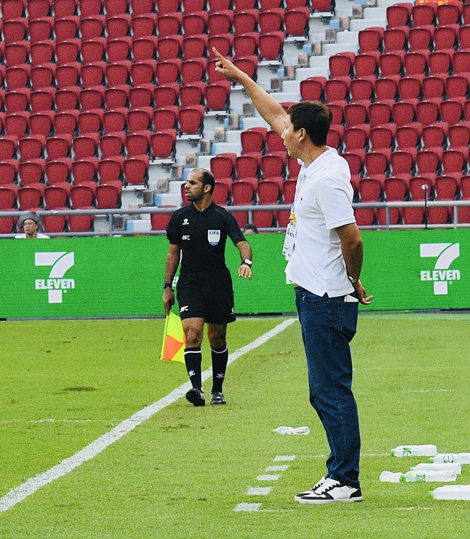 Chỉ đạo U22 Việt Nam cực căng, HLV Kim Sang-sik lộ luôn "bụng nước lèo"- Ảnh 5. Chỉ đạo U22 Việt Nam cực căng, HLV Kim Sang-sik lộ luôn "bụng nước lèo"- Ảnh 5.