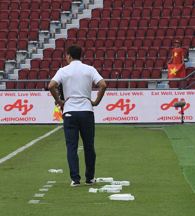 Chỉ đạo U22 Việt Nam cực căng, HLV Kim Sang-sik lộ luôn "bụng nước lèo"- Ảnh 6. Chỉ đạo U22 Việt Nam cực căng, HLV Kim Sang-sik lộ luôn "bụng nước lèo"- Ảnh 6.