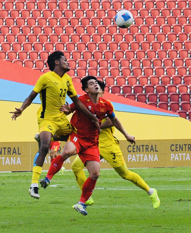 Chỉ đạo U22 Việt Nam cực căng, HLV Kim Sang-sik lộ luôn "bụng nước lèo"- Ảnh 16. Chỉ đạo U22 Việt Nam cực căng, HLV Kim Sang-sik lộ luôn "bụng nước lèo"- Ảnh 16.