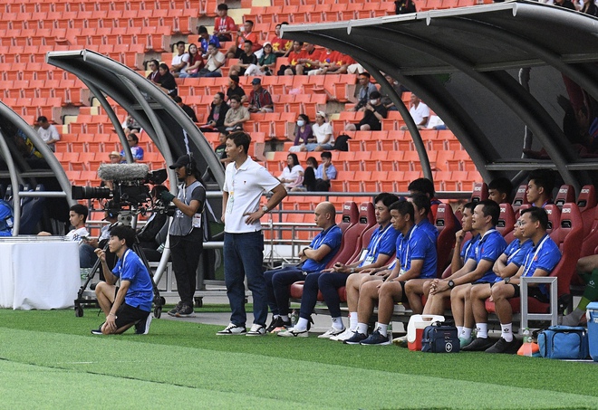 Chỉ đạo U22 Việt Nam cực căng, HLV Kim Sang-sik lộ luôn "bụng nước lèo"- Ảnh 8. Chỉ đạo U22 Việt Nam cực căng, HLV Kim Sang-sik lộ luôn "bụng nước lèo"- Ảnh 8.