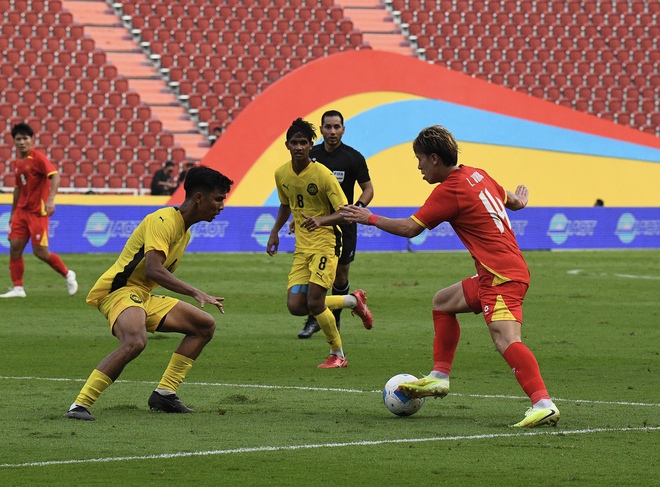 Chỉ đạo U22 Việt Nam cực căng, HLV Kim Sang-sik lộ luôn "bụng nước lèo"- Ảnh 12. Chỉ đạo U22 Việt Nam cực căng, HLV Kim Sang-sik lộ luôn "bụng nước lèo"- Ảnh 12.