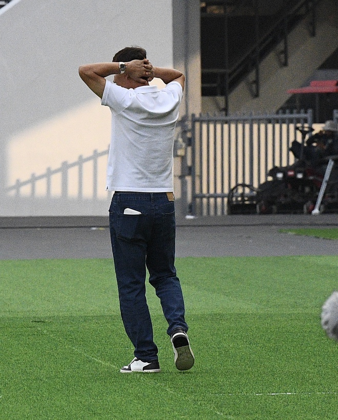 Chỉ đạo U22 Việt Nam cực căng, HLV Kim Sang-sik lộ luôn "bụng nước lèo"- Ảnh 7. Chỉ đạo U22 Việt Nam cực căng, HLV Kim Sang-sik lộ luôn "bụng nước lèo"- Ảnh 7.