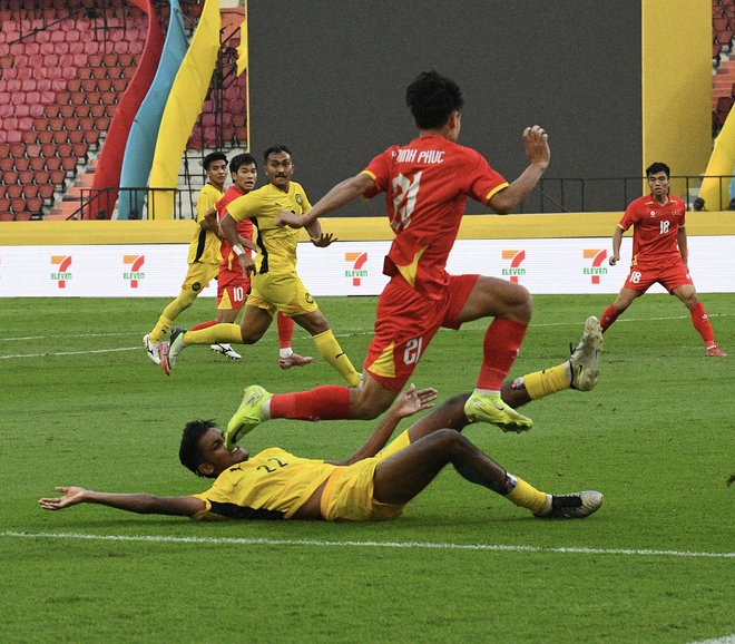 Chỉ đạo U22 Việt Nam cực căng, HLV Kim Sang-sik lộ luôn "bụng nước lèo"- Ảnh 14. Chỉ đạo U22 Việt Nam cực căng, HLV Kim Sang-sik lộ luôn "bụng nước lèo"- Ảnh 14.