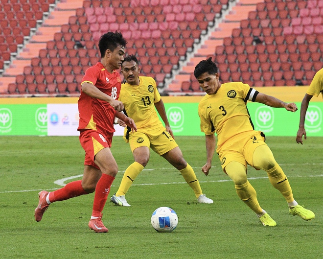 Chỉ đạo U22 Việt Nam cực căng, HLV Kim Sang-sik lộ luôn "bụng nước lèo"- Ảnh 13. Chỉ đạo U22 Việt Nam cực căng, HLV Kim Sang-sik lộ luôn "bụng nước lèo"- Ảnh 13.