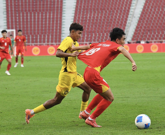 Chỉ đạo U22 Việt Nam cực căng, HLV Kim Sang-sik lộ luôn "bụng nước lèo"- Ảnh 11. Chỉ đạo U22 Việt Nam cực căng, HLV Kim Sang-sik lộ luôn "bụng nước lèo"- Ảnh 11.