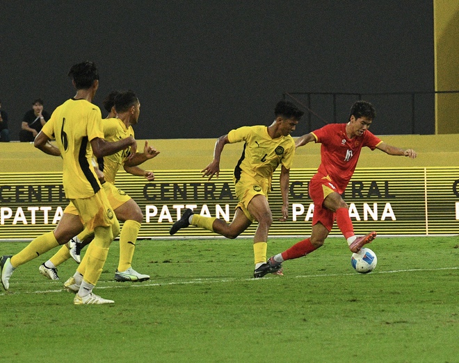 Chỉ đạo U22 Việt Nam cực căng, HLV Kim Sang-sik lộ luôn "bụng nước lèo"- Ảnh 15. Chỉ đạo U22 Việt Nam cực căng, HLV Kim Sang-sik lộ luôn "bụng nước lèo"- Ảnh 15.