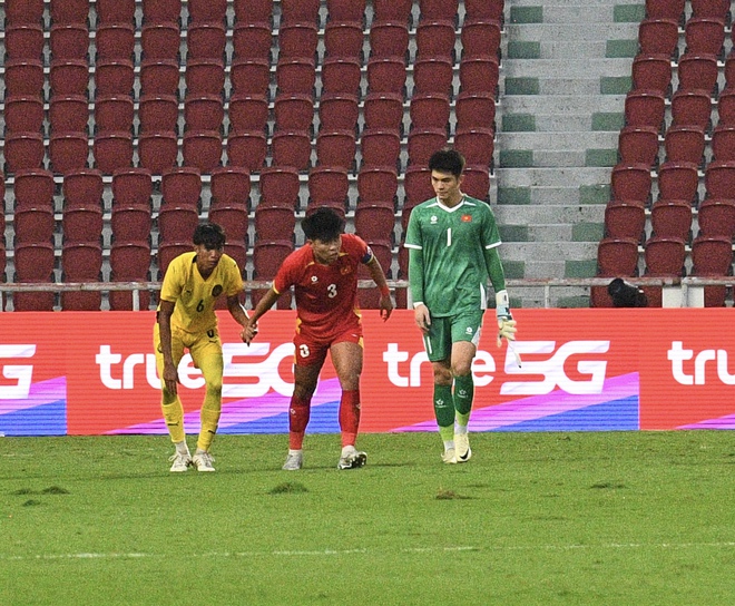 Thắng 2-0 đẹp mắt, dàn hot boy U22 Việt Nam còn ghi điểm bởi hành động đẹp hơn với đối thủ Malaysia- Ảnh 10. Thắng 2-0 đẹp mắt, dàn hot boy U22 Việt Nam còn ghi điểm bởi hành động đẹp hơn với đối thủ Malaysia- Ảnh 10.