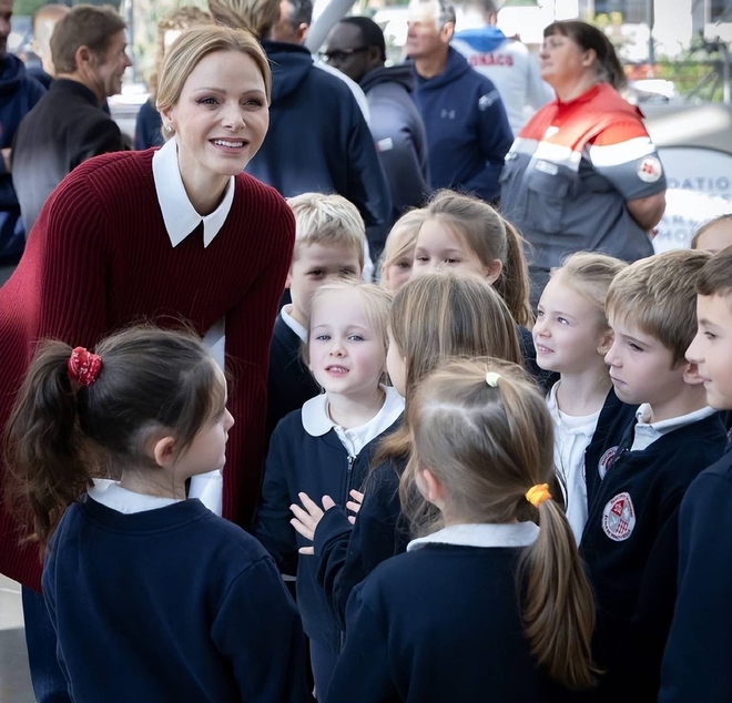 Vương phi Charlene tái xuất: Mặc quần jeans đi sự kiện vẫn sang chảnh ngút ngàn, bí quyết nằm ở đâu?- Ảnh 2. Vương phi Charlene tái xuất: Mặc quần jeans đi sự kiện vẫn sang chảnh ngút ngàn, bí quyết nằm ở đâu?- Ảnh 2.