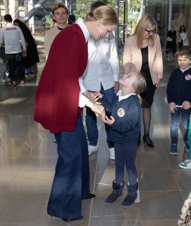 Vương phi Charlene tái xuất: Mặc quần jeans đi sự kiện vẫn sang chảnh ngút ngàn, bí quyết nằm ở đâu?- Ảnh 3. Vương phi Charlene tái xuất: Mặc quần jeans đi sự kiện vẫn sang chảnh ngút ngàn, bí quyết nằm ở đâu?- Ảnh 3.