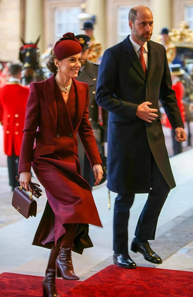 Học Vương phi Kate bí kíp mặc đẹp mùa đông: Chỉ cần 2 món đồ này, 40 tuổi vẫn trẻ trung như đôi mươi- Ảnh 14. Học Vương phi Kate bí kíp mặc đẹp mùa đông: Chỉ cần 2 món đồ này, 40 tuổi vẫn trẻ trung như đôi mươi- Ảnh 14.