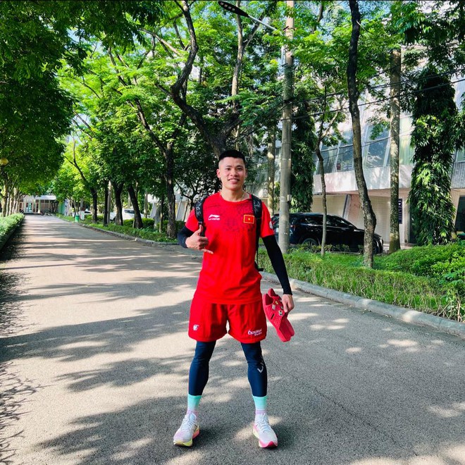 Thương lắm hình ảnh VĐV Việt Nam tập tễnh lê từng bước về đích, rồi nằm vật trên sân ở chung kết SEA Games 33- Ảnh 4. Thương lắm hình ảnh VĐV Việt Nam tập tễnh lê từng bước về đích, rồi nằm vật trên sân ở chung kết SEA Games 33- Ảnh 4.