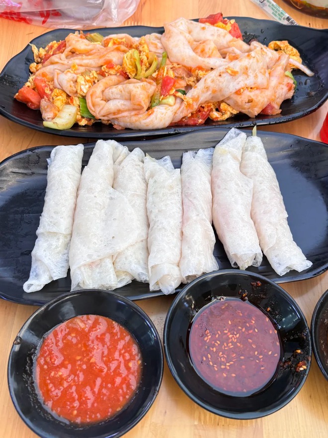 Cuộc so găng thú vị: Bánh cuốn Việt Nam và bánh cuốn Tử Trường, bên thanh tao nước mắm, bên đậm đà sốt cay- Ảnh 11. Cuộc so găng thú vị: Bánh cuốn Việt Nam và bánh cuốn Tử Trường, bên thanh tao nước mắm, bên đậm đà sốt cay- Ảnh 11.