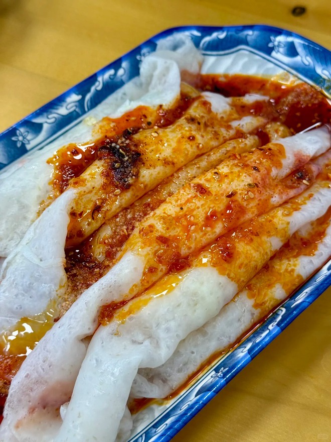 Cuộc so găng thú vị: Bánh cuốn Việt Nam và bánh cuốn Tử Trường, bên thanh tao nước mắm, bên đậm đà sốt cay- Ảnh 18. Cuộc so găng thú vị: Bánh cuốn Việt Nam và bánh cuốn Tử Trường, bên thanh tao nước mắm, bên đậm đà sốt cay- Ảnh 18.