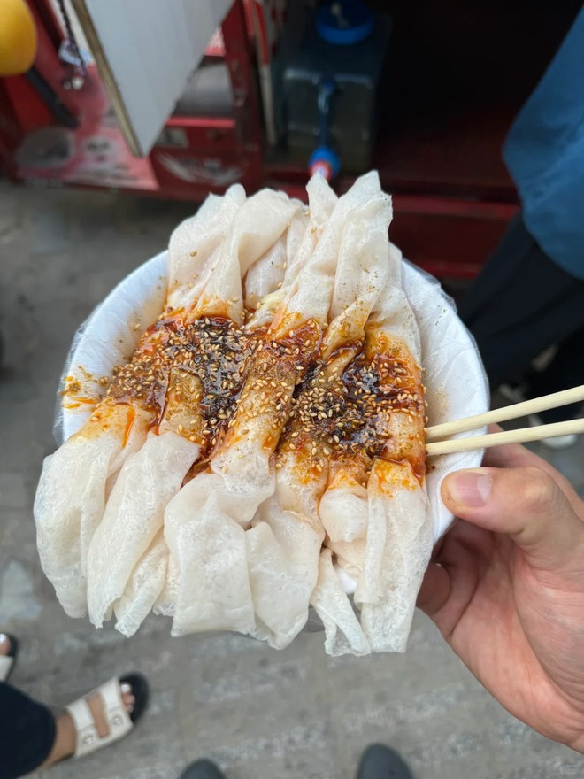 Cuộc so găng thú vị: Bánh cuốn Việt Nam và bánh cuốn Tử Trường, bên thanh tao nước mắm, bên đậm đà sốt cay- Ảnh 21. Cuộc so găng thú vị: Bánh cuốn Việt Nam và bánh cuốn Tử Trường, bên thanh tao nước mắm, bên đậm đà sốt cay- Ảnh 21.