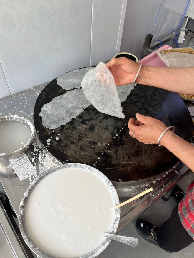 Cuộc so găng thú vị: Bánh cuốn Việt Nam và bánh cuốn Tử Trường, bên thanh tao nước mắm, bên đậm đà sốt cay- Ảnh 3. Cuộc so găng thú vị: Bánh cuốn Việt Nam và bánh cuốn Tử Trường, bên thanh tao nước mắm, bên đậm đà sốt cay- Ảnh 3.