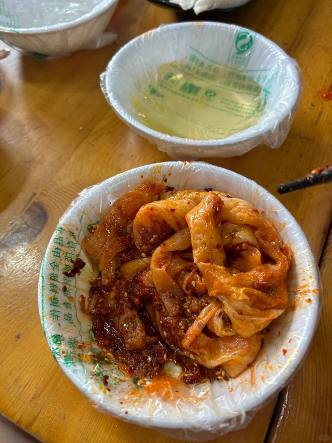 Cuộc so găng thú vị: Bánh cuốn Việt Nam và bánh cuốn Tử Trường, bên thanh tao nước mắm, bên đậm đà sốt cay- Ảnh 12. Cuộc so găng thú vị: Bánh cuốn Việt Nam và bánh cuốn Tử Trường, bên thanh tao nước mắm, bên đậm đà sốt cay- Ảnh 12.