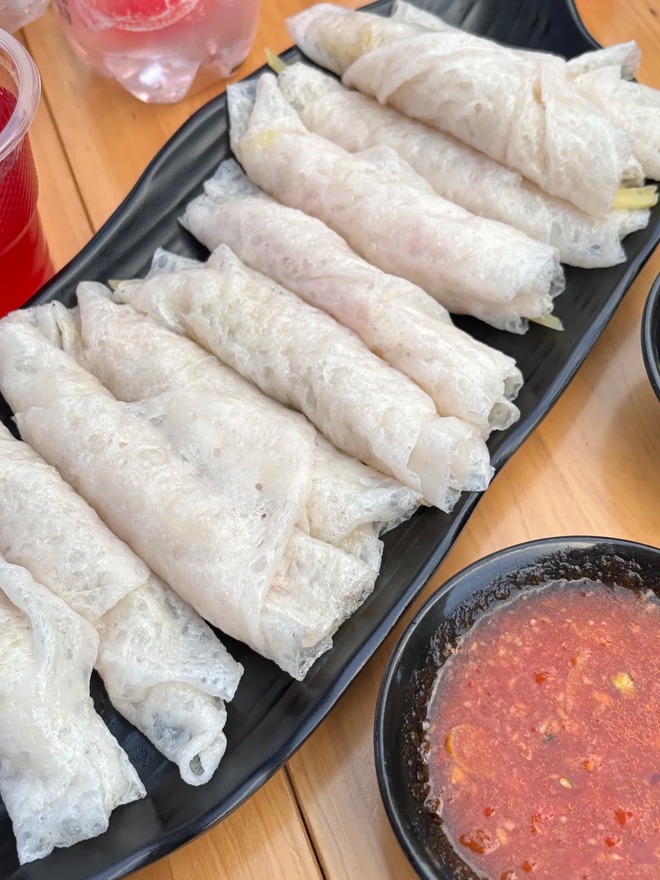 Cuộc so găng thú vị: Bánh cuốn Việt Nam và bánh cuốn Tử Trường, bên thanh tao nước mắm, bên đậm đà sốt cay- Ảnh 8. Cuộc so găng thú vị: Bánh cuốn Việt Nam và bánh cuốn Tử Trường, bên thanh tao nước mắm, bên đậm đà sốt cay- Ảnh 8.