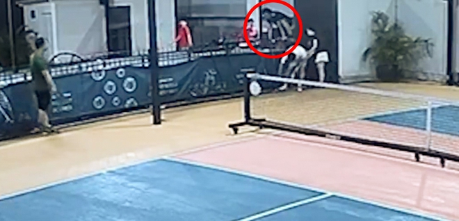 Khoảnh khắc kinh hoàng: Người chơi pickleball rơi từ sân thượng xuống đất khi cố lấy bóng- Ảnh 3. Khoảnh khắc kinh hoàng: Người chơi pickleball rơi từ sân thượng xuống đất khi cố lấy bóng- Ảnh 3.
