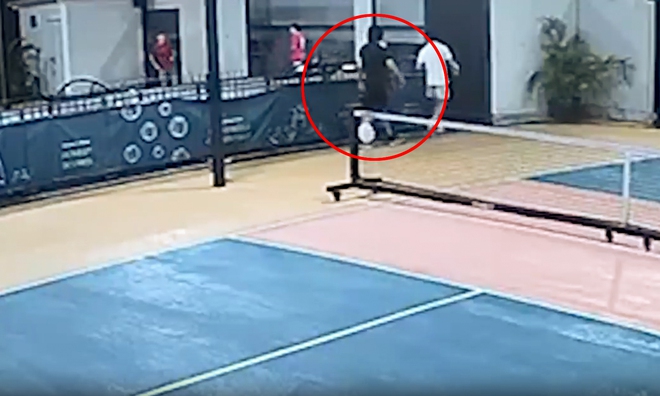 Khoảnh khắc kinh hoàng: Người chơi pickleball rơi từ sân thượng xuống đất khi cố lấy bóng- Ảnh 2. Khoảnh khắc kinh hoàng: Người chơi pickleball rơi từ sân thượng xuống đất khi cố lấy bóng- Ảnh 2.