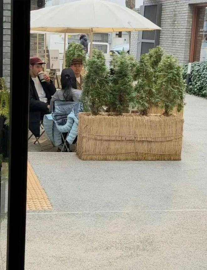 Tóm dính "trai hư showbiz" U45 bay sang tận Hàn Quốc hẹn hò nữ sinh viên bốc lửa kém 20 tuổi- Ảnh 3.