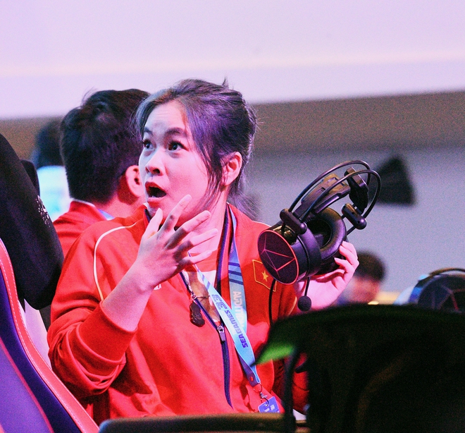 Không có trên tivi: Hotgirl 19 năm chơi Audition nay giành 2 HCV cho Việt Nam, tranh thủ tô son khi phỏng vấn cực yêu!- Ảnh 9. Không có trên tivi: Hotgirl 19 năm chơi Audition nay giành 2 HCV cho Việt Nam, tranh thủ tô son khi phỏng vấn cực yêu!- Ảnh 9.