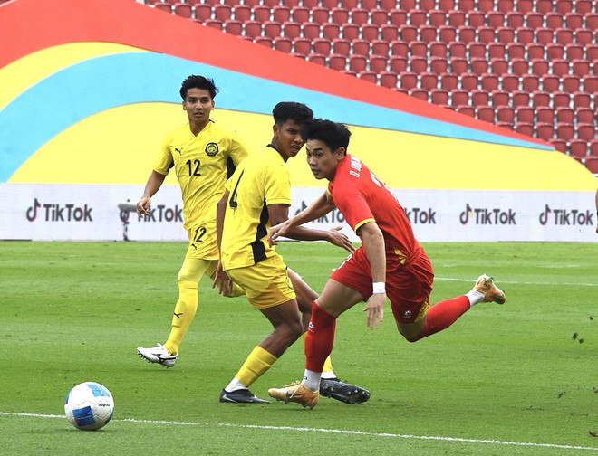 Cách hot boy đội phó U22 Việt Nam - Đình Bắc làm khổ Malaysia, xuất sắc thế nào mà HLV Kim Sang-sik khen hết lời- Ảnh 20.