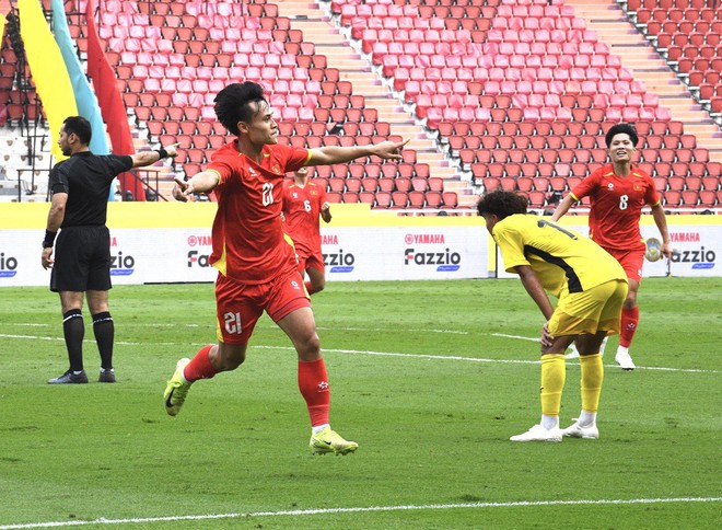 Cách hot boy đội phó U22 Việt Nam - Đình Bắc làm khổ Malaysia, xuất sắc thế nào mà HLV Kim Sang-sik khen hết lời- Ảnh 10.