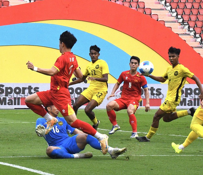 Cách hot boy đội phó U22 Việt Nam - Đình Bắc làm khổ Malaysia, xuất sắc thế nào mà HLV Kim Sang-sik khen hết lời- Ảnh 8.