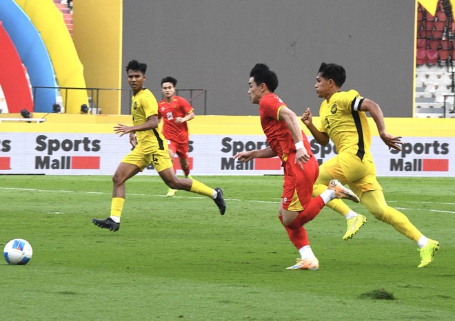 Cách hot boy đội phó U22 Việt Nam - Đình Bắc làm khổ Malaysia, xuất sắc thế nào mà HLV Kim Sang-sik khen hết lời- Ảnh 19.